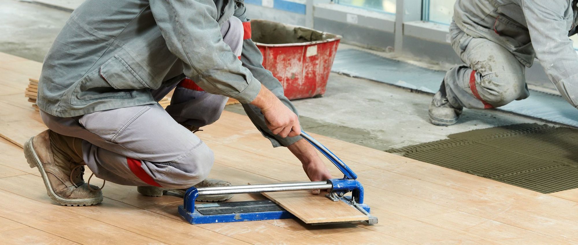 2 Fliesenleger bei der Arbeit: Solche Renovierungen sind beim Auszug nur selten Mieter-Sache.