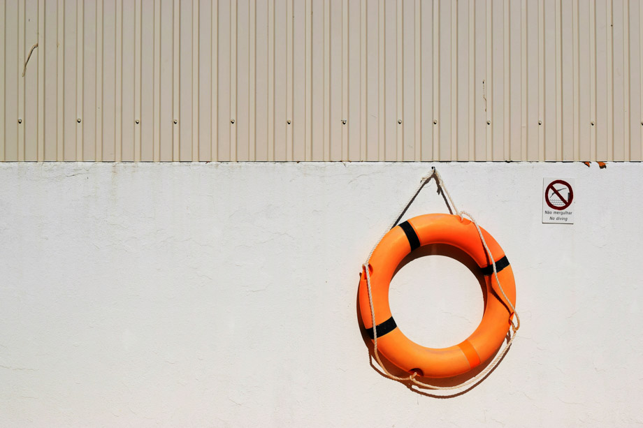 Rettungsring an einer Wand hängend