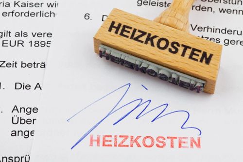 Heizkosten-Stempel auf einer Nebenkostenabrechnung, mit der der Vermieter eine Nebenkosten-Nachzahlung verlangt.