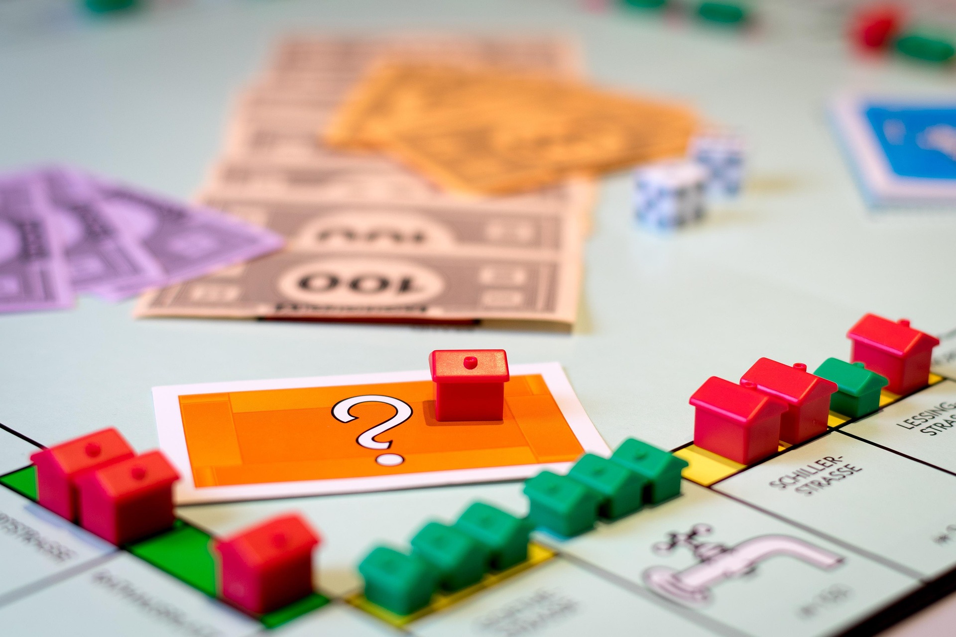 Manche Mieter kommen sich vor wie bei diesem Monopoly-Spiel und fragen sich: Wie oft darf die Miete erhöht werden?